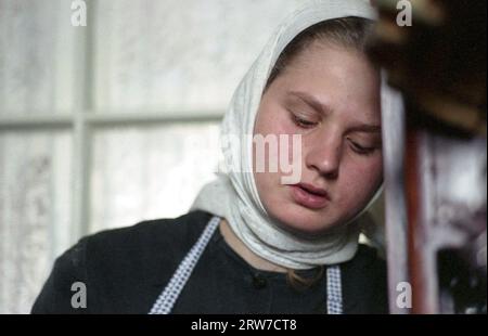 Comté d'Ilfov, Roumanie, 1999. Portrait d'un jeune novice au monastère de Pasarea. Banque D'Images