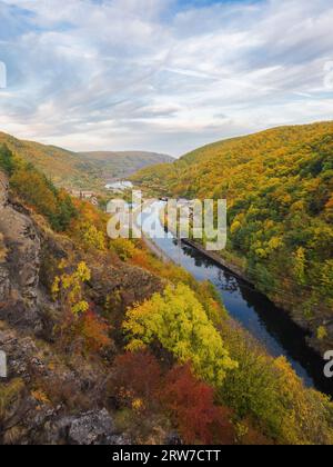 rivière coule à travers la vallée de campagne. paysage montagneux en automne Banque D'Images