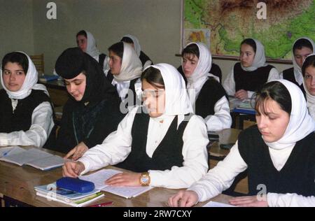 Branesti, comté d'Ilfov, Roumanie, 1999. Étudiants en classe au Séminaire théologique du Monastère Pasarea. Banque D'Images