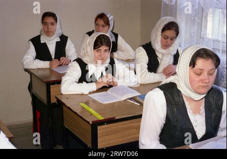 Branesti, comté d'Ilfov, Roumanie, 1999. Étudiants en classe au Séminaire théologique du Monastère Pasarea. Banque D'Images