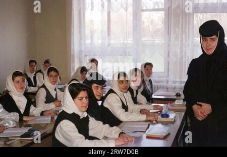 Branesti, comté d'Ilfov, Roumanie, 1999. Étudiants et professeur pendant les cours au Séminaire théologique du Monastère Pasarea. Banque D'Images