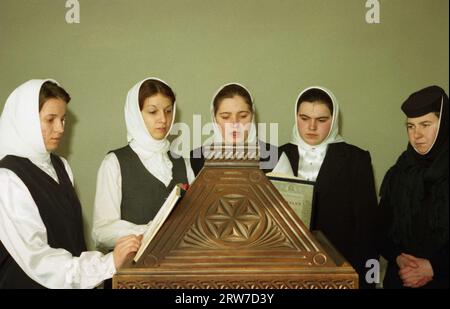 Branesti, comté d'Ilfov, Roumanie, 1999. Chœur de jeunes filles du Séminaire théologique du monastère de Pasarea. Banque D'Images