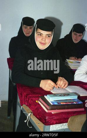 Branesti, comté d'Ilfov, Roumanie, 1999. Étudiants en classe au Séminaire théologique du Monastère Pasarea. Banque D'Images