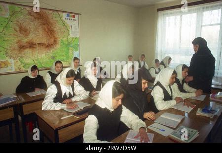 Branesti, comté d'Ilfov, Roumanie, 1999. Étudiants et professeur pendant les cours au Séminaire théologique du Monastère Pasarea. Banque D'Images