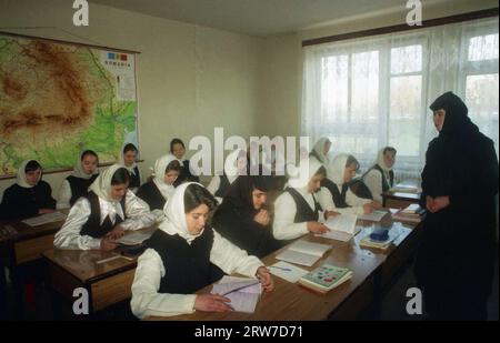 Branesti, comté d'Ilfov, Roumanie, 1999. Étudiants et professeur pendant les cours au Séminaire théologique du Monastère Pasarea. Banque D'Images