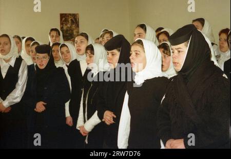 Branesti, comté d'Ilfov, Roumanie, 1999. Chœur de jeunes filles du Séminaire théologique du monastère de Pasarea. Banque D'Images