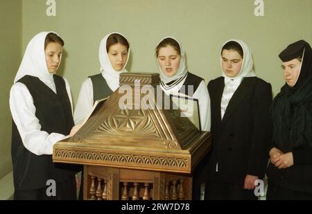 Branesti, comté d'Ilfov, Roumanie, 1999. Chœur de jeunes filles du Séminaire théologique du monastère de Pasarea. Banque D'Images