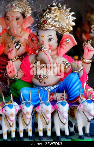 14 septembre 2023, Pune, Maharashtra, photographie de Lord ganapati Idol, Ganesha ou Ganapati en vente à la boutique sur l'événement du festival Ganesh en Inde. Banque D'Images