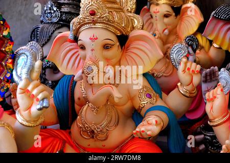 14 septembre 2023, Pune, Maharashtra, photographie de Lord ganapati Idol, Ganesha ou Ganapati en vente à la boutique sur l'événement du festival Ganesh en Inde. Banque D'Images