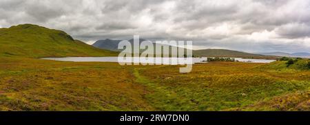 Grand panorama sur le paysage montagneux et verdoyant avec les lacs de la vallée de Glencoe, en Écosse Banque D'Images