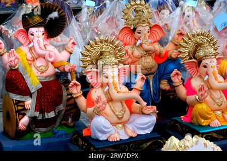 14 septembre 2023, Pune, Maharashtra, photographie de Lord ganapati Idol, Ganesha ou Ganapati en vente à la boutique sur l'événement du festival Ganesh en Inde. Banque D'Images