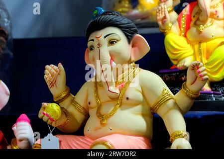 14 septembre 2023, Pune, Maharashtra, photographie de Lord ganapati Idol, Ganesha ou Ganapati en vente à la boutique sur l'événement du festival Ganesh en Inde. Banque D'Images