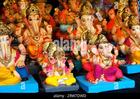 14 septembre 2023, Pune, Maharashtra, photographie de Lord ganapati Idol, Ganesha ou Ganapati en vente à la boutique sur l'événement du festival Ganesh en Inde. Banque D'Images