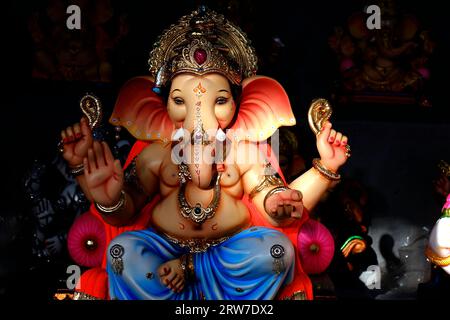 14 septembre 2023, Pune, Maharashtra, photographie de Lord ganapati Idol, Ganesha ou Ganapati en vente à la boutique sur l'événement du festival Ganesh en Inde. Banque D'Images