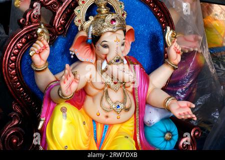 14 septembre 2023, Pune, Maharashtra, photographie de Lord ganapati Idol, Ganesha ou Ganapati en vente à la boutique sur l'événement du festival Ganesh en Inde. Banque D'Images