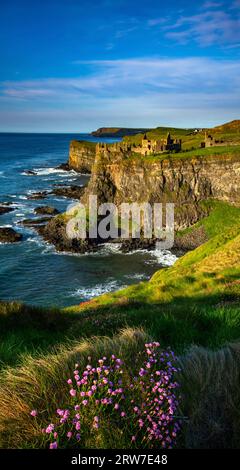 Ruines du château de Dunluce sur la côte irlandaise, Causeway Coastal route, comté d'Antrim Irlande du Nord Banque D'Images