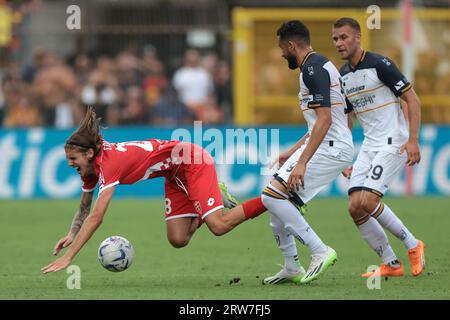 Monza, Italie. 17 septembre 2023. Alexis Blin de l'US Lecce regarde son coéquipier Ahmed Touba déconcerte Andrea Colpani de l'AC Monza alors qu'il rompt avec le ballon pendant le match de Serie A au U-Power Stadium, Monza. Le crédit photo devrait se lire : Jonathan Moscrop/Sportimage crédit : Sportimage Ltd/Alamy Live News Banque D'Images