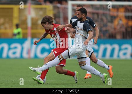 Monza, Italie. 17 septembre 2023. Alexis Blin de l'US Lecce regarde son coéquipier Ahmed Touba déconcerte Andrea Colpani de l'AC Monza alors qu'il rompt avec le ballon pendant le match de Serie A au U-Power Stadium, Monza. Le crédit photo devrait se lire : Jonathan Moscrop/Sportimage crédit : Sportimage Ltd/Alamy Live News Banque D'Images