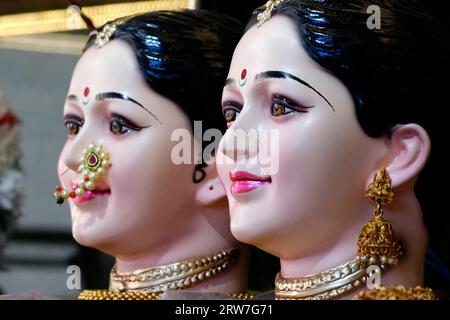 14 septembre 2023, Pune, Maharashtra, Inde, visages de la déesse Gauri mère de ganesha à vendre et vénéré pendant le Festival Ganesh Ganpati à Pune. Banque D'Images