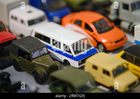 Voitures et camions jouets vintage urss à vendre au marché aux puces Banque D'Images