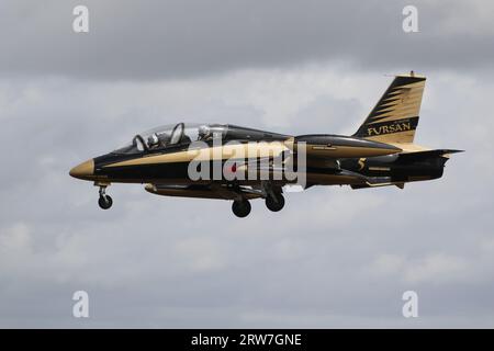 Le 437/5, un Aermacchi MB-339RRO exploité par Fursan Al Emarat (Al Fursan), l'équipe de démonstration de voltige de l'armée de l'air des Émirats arabes Unis (UAEAF), arrive à la RAF Fairford dans le Gloucestershire, en Angleterre pour participer au Royal International Air Tattoo 2023 (riat 2023). Banque D'Images