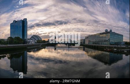 Lever du soleil sur le Clyde Waterfront dans le centre de Glasgow, en Écosse Banque D'Images