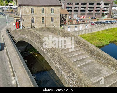 Pontypridd, pays de Galles - 12 septembre 2023 : vue drone du vieux pont historique de la ville sur la rivière Taff.. Banque D'Images