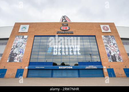 L'entrée principale du DW Stadium, stade des Wigan Athletic et Wigan Warriors photographiés en septembre 2023. Banque D'Images