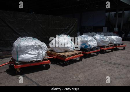 Samut Prakan, Thaïlande. 17 septembre 2023. Les sacs de drogues illégales confisquées vus lors de la cérémonie de destruction des stupéfiants confisqués dans une installation de la zone industrielle de Bang pu, province de Samut Prakan en Thaïlande. Les autorités thaïlandaises ont détruit plus de 25 tonnes de drogues illicites, dont l'amphétamine, la méthamphétamine et l'héroïne. Le gouvernement thaïlandais dirigé par le Premier ministre Srettha Thavisin a annoncé que son gouvernement éliminerait l'abus de drogues illicites, en particulier la méthamphétamine. (Photo de Peerapon Boonyakiat/SOPA Images/Sipa USA) crédit : SIPA USA/Alamy Live News Banque D'Images