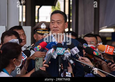 Samut Prakan, Thaïlande. 17 septembre 2023. Le Premier ministre thaïlandais Srettha Thavisin s'adresse aux médias lors de la cérémonie de destruction des stupéfiants confisqués dans une installation de la zone industrielle de Bang pu, dans la province de Samut Prakan en Thaïlande. Les autorités thaïlandaises ont détruit plus de 25 tonnes de drogues illicites, dont l'amphétamine, la méthamphétamine et l'héroïne. Le gouvernement thaïlandais dirigé par le Premier ministre Srettha Thavisin a annoncé que son gouvernement éliminerait l'abus de drogues illicites, en particulier la méthamphétamine. (Photo de Peerapon Boonyakiat/SOPA Images/Sipa USA) crédit : SIPA USA/Alamy Live News Banque D'Images