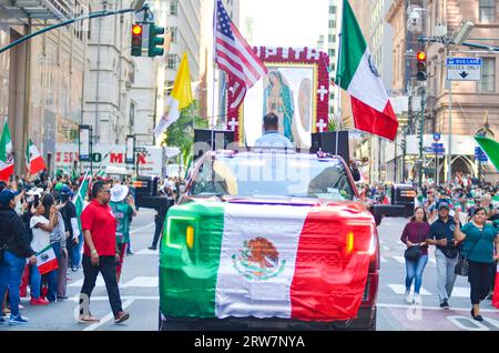 New York, NY, États-Unis. 17 septembre 2023. Une voiture parade avec les drapeaux du Mexique et des États-Unis est vue le long de Madison Avenue pendant la parade annuelle de la Journée mexicaine à New York. Crédit : Ryan Rahman/Alamy Live News Banque D'Images