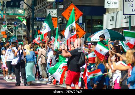 New York, NY, États-Unis. 17 septembre 2023. Les spectateurs sont vus agitant des drapeaux mexicains le long de Madison Avenue lors de la parade annuelle de la Journée mexicaine à New York. Crédit : Ryan Rahman/Alamy Live News Banque D'Images