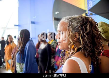 Londres, Royaume-Uni. 17 septembre 2023. Ce dimanche, « Art on the Underground » a présenté une itération nouvellement commandée de l’œuvre performative phare de Barby Asante, Declaration of Independence. Créée en collaboration avec les employés de TfL, cette œuvre performative sera la première commande majeure d’Asante dans un espace public, présentée à un public de milliers de personnes à la station de métro Stratford. Dans le cadre de cette nouvelle commande, Asante a puisé des images de femmes de couleur au travail dans différents rôles à travers l’histoire de TfL dans les archives photographiques du London transport Museum. Crédit : Kingsley Davis/Alamy Live News Banque D'Images