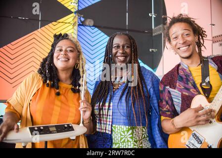 Londres, Royaume-Uni. 17 septembre 2023. Ce dimanche, « Art on the Underground » a présenté une itération nouvellement commandée de l’œuvre performative phare de Barby Asante, Declaration of Independence. Créée en collaboration avec les employés de TfL, cette œuvre performative sera la première commande majeure d’Asante dans un espace public, présentée à un public de milliers de personnes à la station de métro Stratford. Dans le cadre de cette nouvelle commande, Asante a puisé des images de femmes de couleur au travail dans différents rôles à travers l’histoire de TfL dans les archives photographiques du London transport Museum. Crédit : Kingsley Davis/Alamy Live News Banque D'Images