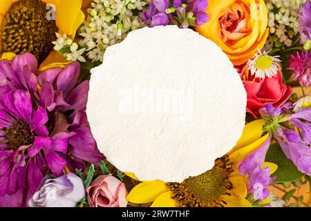 Fleurs printanières avec une note de papier de forme artisanale Banque D'Images