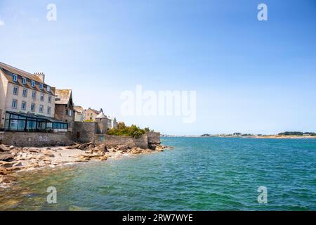 Roscoff, Finistère, Bretagne, France : vue depuis le quai Parmentier jusqu'au Île de Batz par une belle journée d'été Banque D'Images