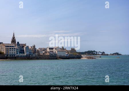 Roscoff, Finistère, Bretagne, France : vue vers l'ouest depuis la jetée (Estacade de Roscoff) par une belle journée d'été Banque D'Images