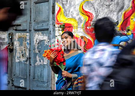 Kolkata, Inde. 16 septembre 2023. Le mannequin Rima Bhattacharya pose pour une photo devant un mur Graffiti de kumortuli, kolkata . La série de photos est de documenter les ruelles étroites avec de beaux graffitis du nord de kolkata et l'ambiance / saveur pré festive avant le plus grand festival hindou Durga Puja. (Photo Avishek Das/SOPA Images/Sipa USA) crédit : SIPA USA/Alamy Live News Banque D'Images