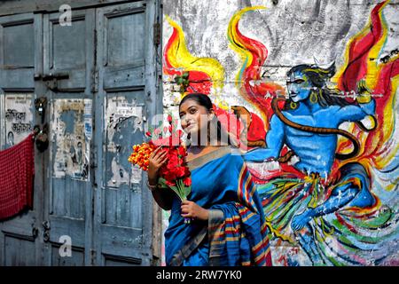 Kolkata, Inde. 16 septembre 2023. Le mannequin Rima Bhattacharya pose pour une photo devant un mur Graffiti de kumortuli, kolkata . La série de photos est de documenter les ruelles étroites avec de beaux graffitis du nord de kolkata et l'ambiance / saveur pré festive avant le plus grand festival hindou Durga Puja. (Photo Avishek Das/SOPA Images/Sipa USA) crédit : SIPA USA/Alamy Live News Banque D'Images