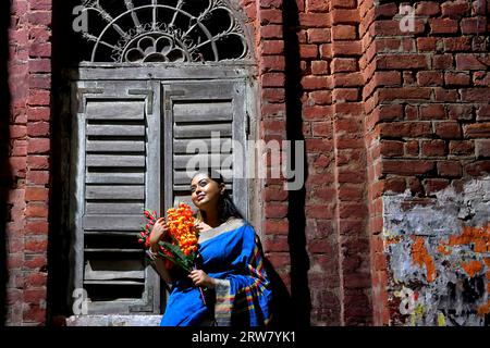 Kolkata, Inde. 16 septembre 2023. Mannequin Rima Bhattacharya pose pour une photo devant un ancien bâtiment du patrimoine du nord de Kolkata . La série de photos est de documenter les ruelles étroites avec de beaux graffitis du nord de kolkata et l'ambiance / saveur pré festive avant le plus grand festival hindou Durga Puja. (Photo Avishek Das/SOPA Images/Sipa USA) crédit : SIPA USA/Alamy Live News Banque D'Images