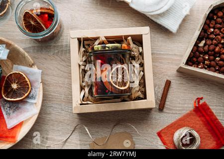 Idées cadeaux de Noël DIY. Kits de cocktails artisanaux pour cadeaux dans des bocaux. Pot-pourri maison de vacances sèches avec oranges, bâtonnets de cannelle et épices Banque D'Images