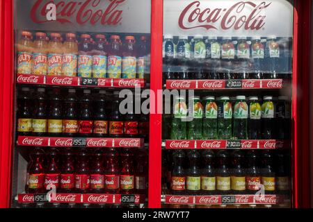 Moscou, Russie. 16 septembre 2023. Le réfrigérateur extérieur de marque Coca Cola avec des boissons gazeuses d'autres fournisseurs est vu dans un stand de rue à Moscou, en Russie. Coca Cola, leader du marché des boissons gazeuses, a annoncé la cessation de ses activités en Russie Banque D'Images
