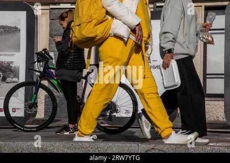 Moscou, Russie. 16 septembre 2023. Les gens marchent dans une rue par une journée ensoleillée à Moscou, en Russie Banque D'Images