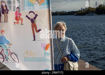 Moscou, Russie. 16 septembre 2023. Une vieille femme est vue au remblai de la station Northern River par une journée ensoleillée pendant le Festival du cyclisme d'automne de Moscou à Moscou, en Russie Banque D'Images