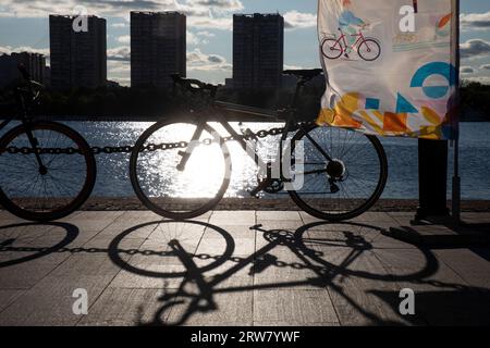 Moscou, Russie. 16 septembre 2023. Les vélos se dressent sur le remblai de la station Northern River par une journée ensoleillée pendant le Festival du cyclisme d'automne de Moscou à Moscou, en Russie Banque D'Images