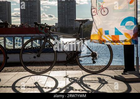 Moscou, Russie. 16 septembre 2023. Les vélos se dressent sur le remblai de la station Northern River par une journée ensoleillée pendant le Festival du cyclisme d'automne de Moscou à Moscou, en Russie Banque D'Images