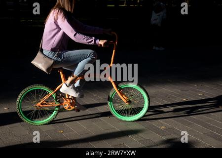 Moscou, Russie. 16 septembre 2023. Les visiteurs du Festival cycliste d'automne de Moscou font du vélo dans le parc près de la station Northern River à Moscou, en Russie Banque D'Images