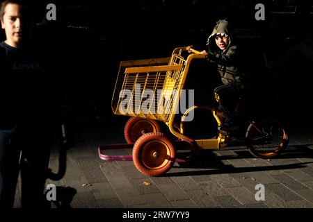 Moscou, Russie. 16 septembre 2023. Les visiteurs du Festival cycliste d'automne de Moscou font du vélo dans le parc près de la station Northern River à Moscou, en Russie Banque D'Images