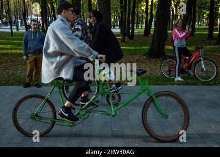 Moscou, Russie. 16 septembre 2023. Les visiteurs du Festival cycliste d'automne de Moscou font du vélo dans le parc près de la station Northern River à Moscou, en Russie Banque D'Images