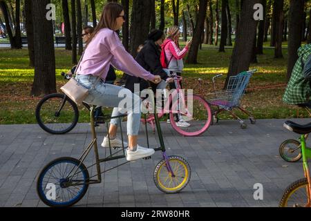 Moscou, Russie. 16 septembre 2023. Les visiteurs du Festival cycliste d'automne de Moscou font du vélo dans le parc près de la station Northern River à Moscou, en Russie Banque D'Images